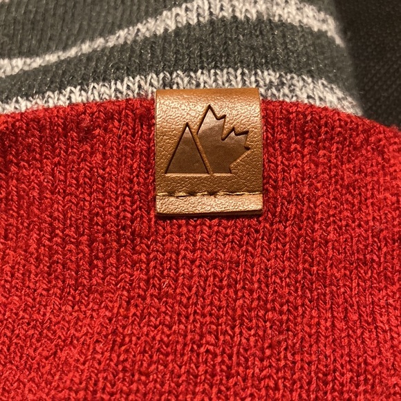 CANADA 🇨🇦 Gray and Red Pom-Pom Winter Toque - Picture 3 of 5